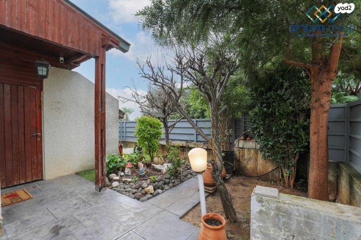 דו משפחתי, עגור, גבעת הסלעים, ראש העין