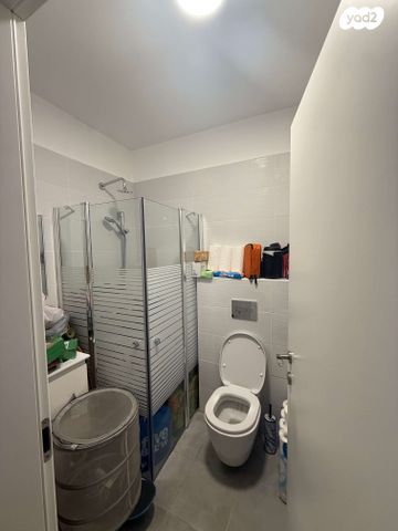 דירה, אנה פרנק, חרוזים, רמת גן