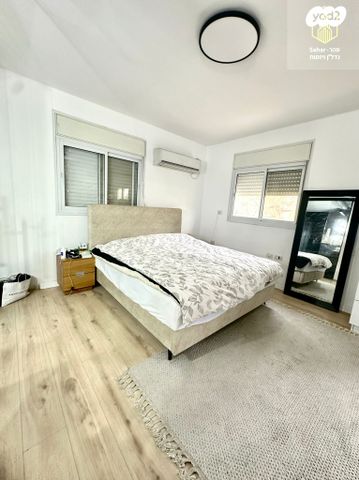 דו משפחתי, צוותא ב, אלפי מנשה