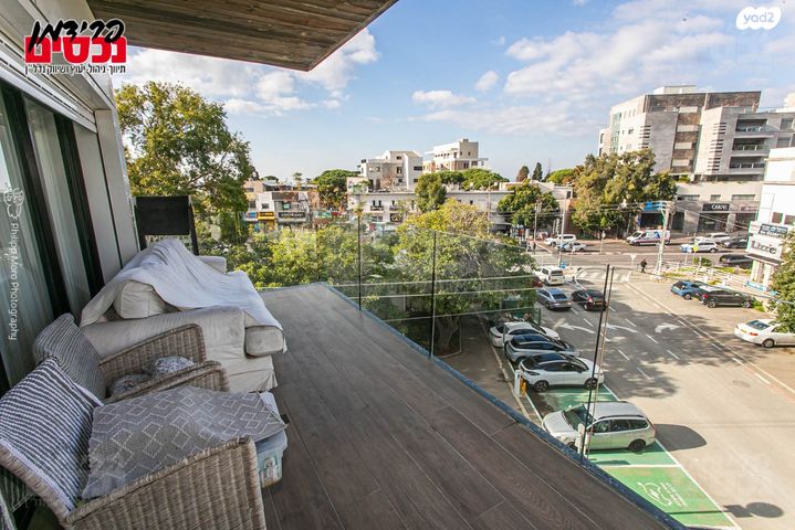 דירה, בנימין ד'ישראלי, אחוזה, חיפה