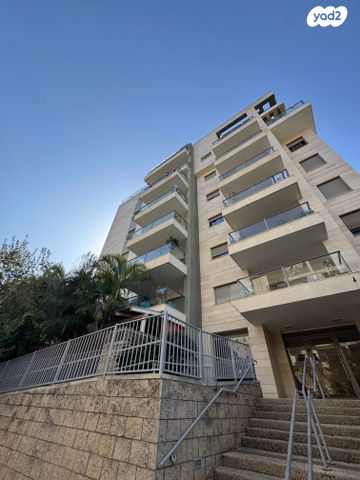 דירת גן, הזמר העברי, כפר סבא