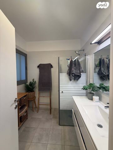 דירה, אנה פרנק, חרוזים, רמת גן