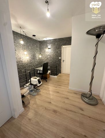 דו משפחתי, צוותא ב, אלפי מנשה