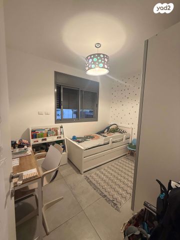 דירה, אנה פרנק, חרוזים, רמת גן