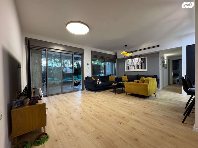 דירת גן, הזמר העברי, כפר סבא