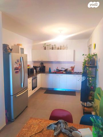 דירה, צור יצחק