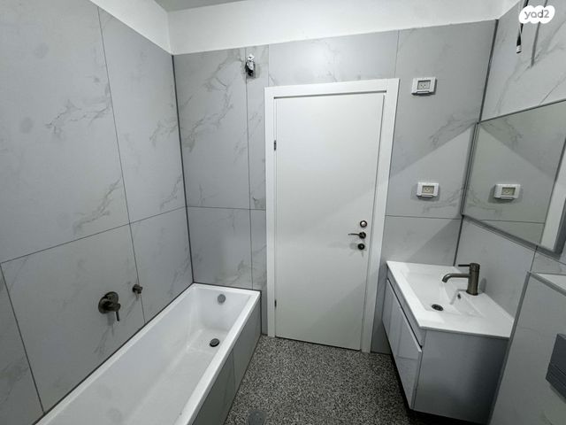 גג/ פנטהאוז, יחזקאל קזז, הראשונים, אור יהודה