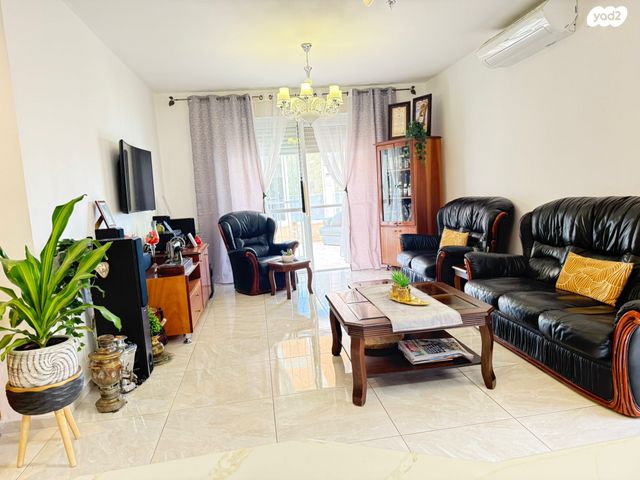 דירת גן, צמח השדה, מעלה אדומים