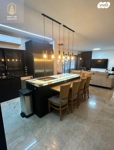 דו משפחתי, צוותא ב, אלפי מנשה