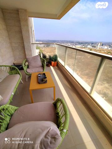 דירה, צור יצחק