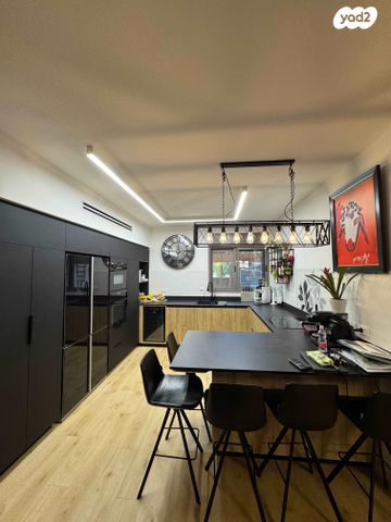 דירת גן, הזמר העברי, כפר סבא