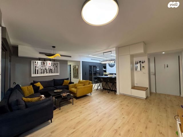 דירת גן, הזמר העברי, כפר סבא