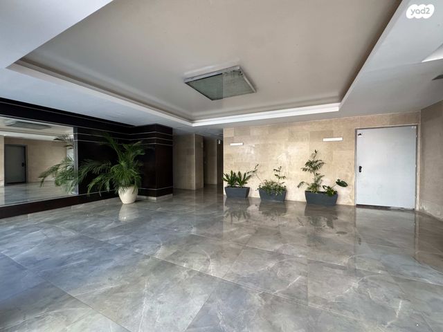 דירת גן, הזמר העברי, כפר סבא