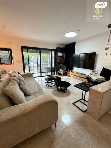 דו משפחתי, צוותא ב, אלפי מנשה