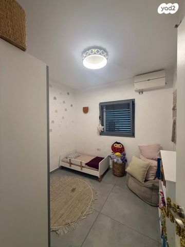 דירה, אנה פרנק, חרוזים, רמת גן