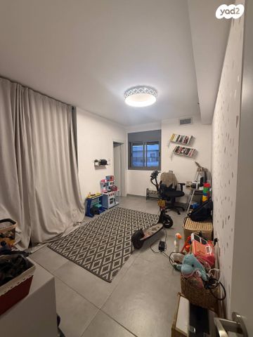 דירה, אנה פרנק, חרוזים, רמת גן