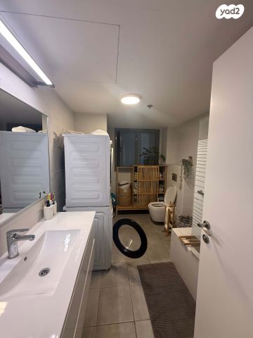 דירה, אנה פרנק, חרוזים, רמת גן