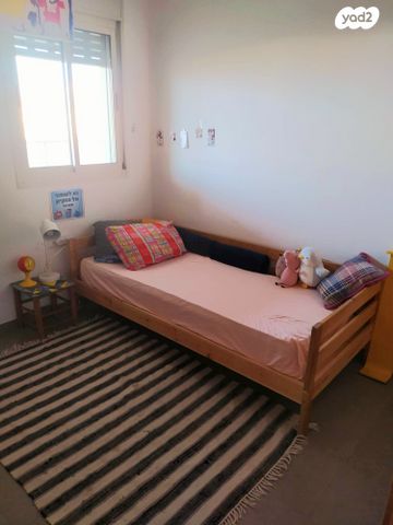 דירה, צור יצחק