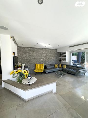 דו משפחתי, קרית הפרחים - 2005, רעננה