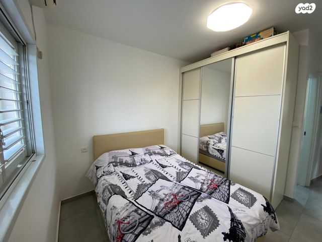 דירה, עץ האפרסק, יהוד מונוסון