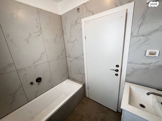 דירה, יחזקאל קזז, הראשונים, אור יהודה