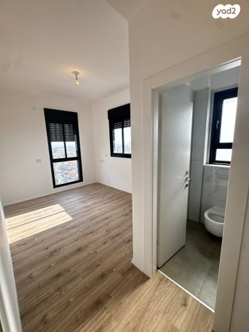 גג/ פנטהאוז, יחזקאל קזז, הראשונים, אור יהודה