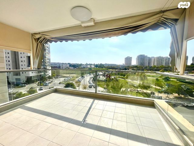 דירה, נתן אלתרמן, רחובות החדשה, רחובות