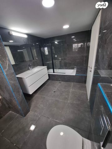 דירה, שדרות טרומפלדור, נווה שאנן, חיפה