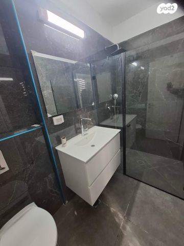 דירה, שדרות טרומפלדור, נווה שאנן, חיפה