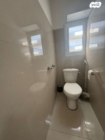 דירה, קדושי קהילת מזריץ', שרת, לוד