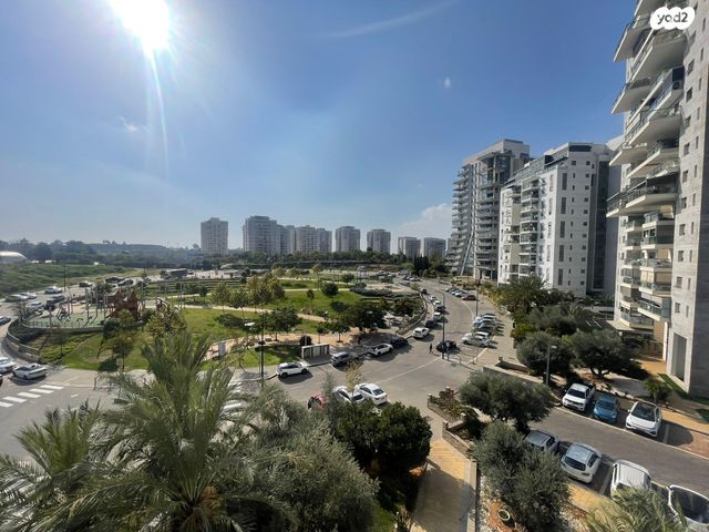 דירה, נתן אלתרמן, רחובות החדשה, רחובות