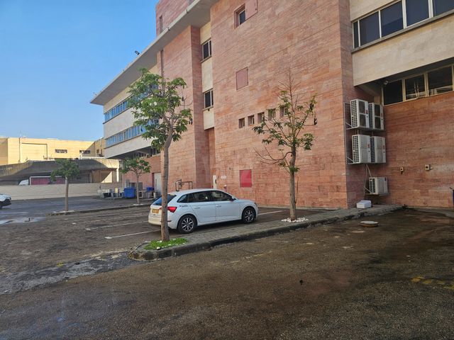 מבני תעשיה, אזור תעשיה, יבנה