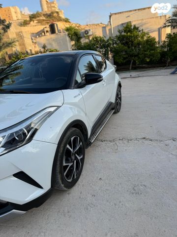 מודעת רכב טויוטה C-HR