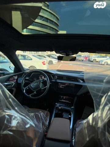 מודעת רכב אאודי E-tron