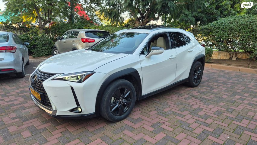 מודעת רכב לקסוס UX