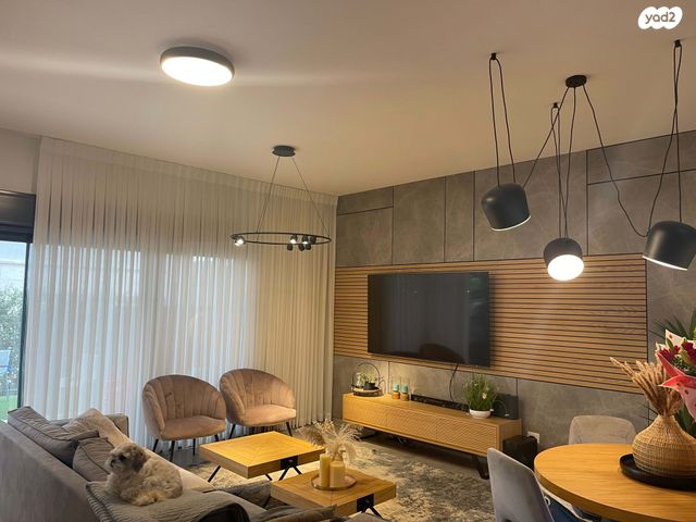 דו משפחתי, מוסקט 13, שאר העיר, כפר ורדים