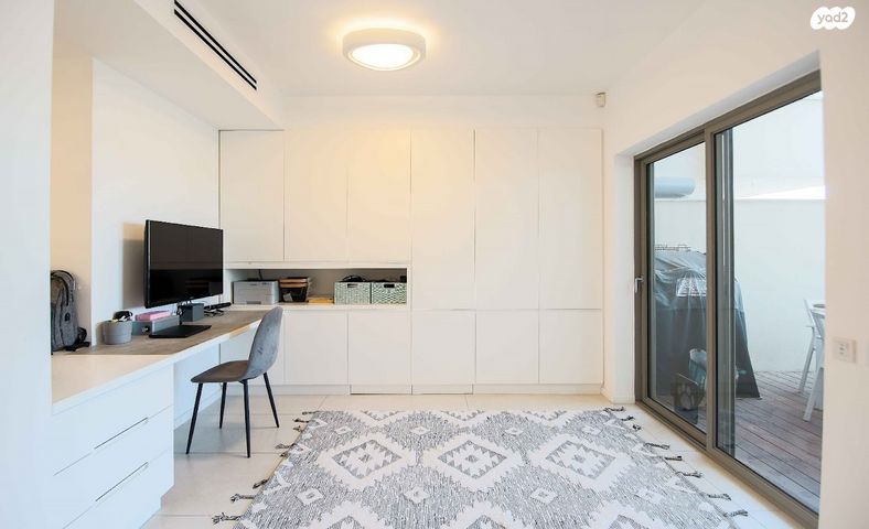 דירת גן, סמטת החומה 1, 2003, רעננה