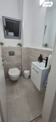 דירת גן, דרך ששת הימים 72, רחובות הצעירה, רחובות