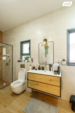 דו משפחתי, מוסקט 13, שאר העיר, כפר ורדים