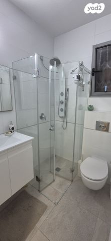 דירת גן, דרך ששת הימים 72, רחובות הצעירה, רחובות