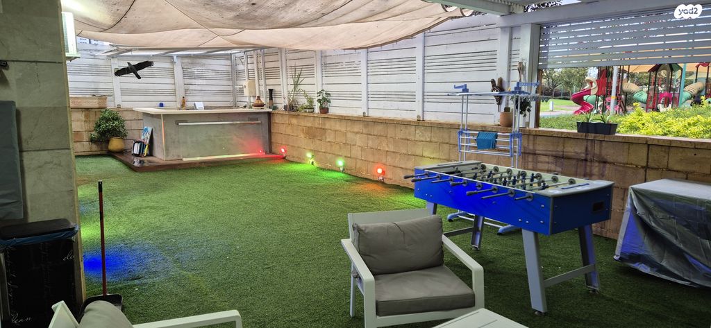 דירת גן, דרך ששת הימים 72, רחובות הצעירה, רחובות