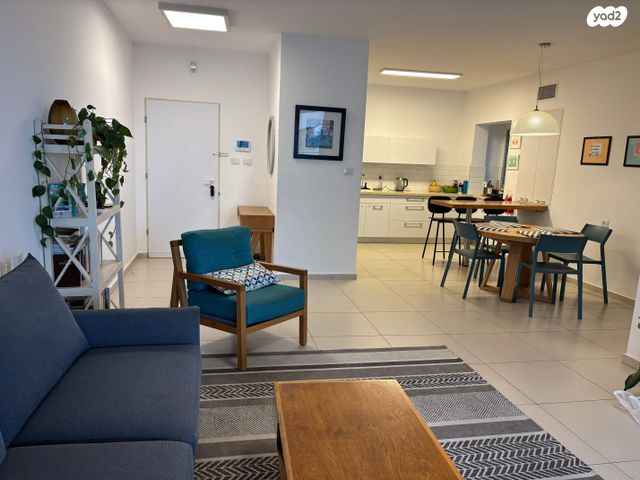 דירה, יאיר רוזנבלום 16, הזמר העברי, כפר סבא