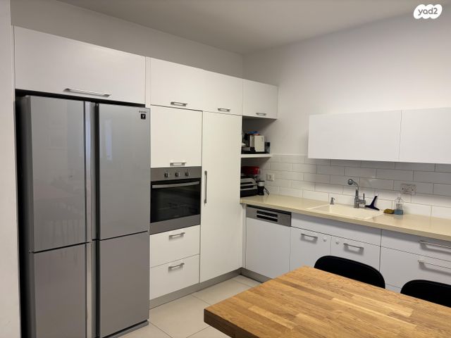 דירה, יאיר רוזנבלום 16, הזמר העברי, כפר סבא