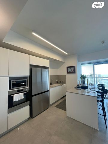 דרך מנחם בגין 146