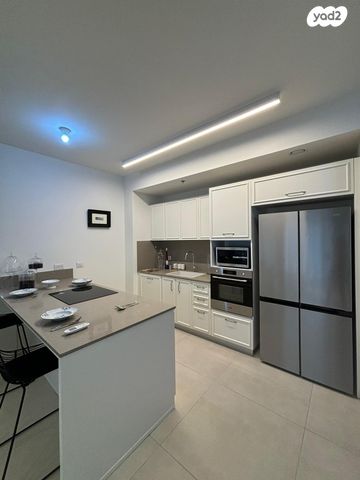 דרך מנחם בגין 146