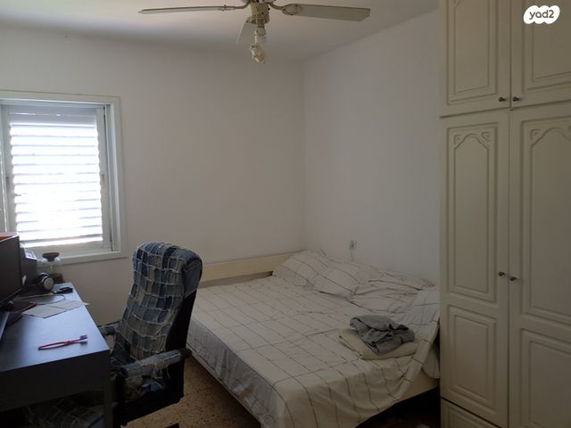 עזרא קורין 12