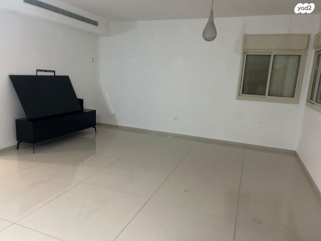 גג/ פנטהאוז, הדקלים 3, אלונים, קרית אתא