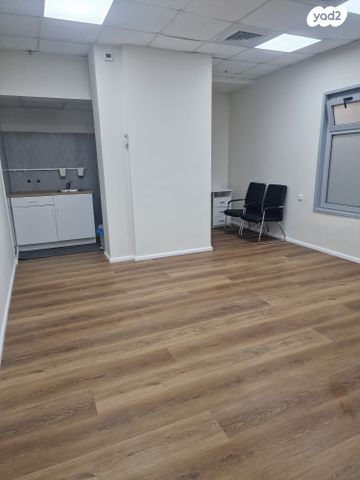 שדרות ירושלים 18