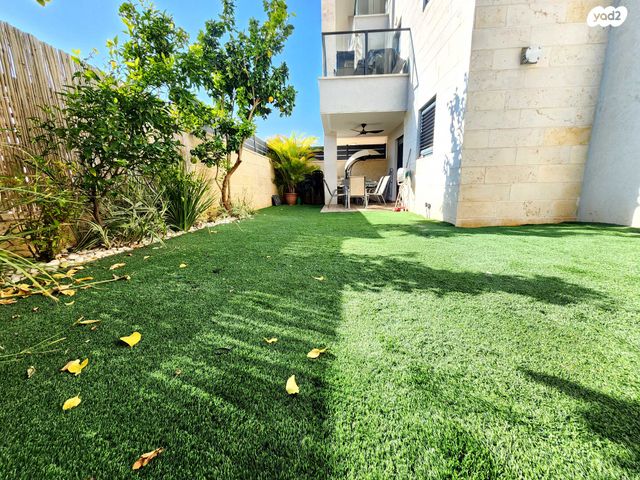 דירת גן, הפרחים, חריש