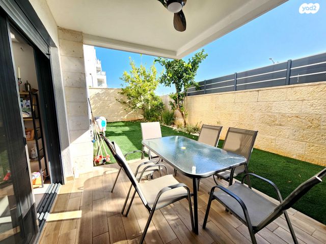 דירת גן, הפרחים, חריש